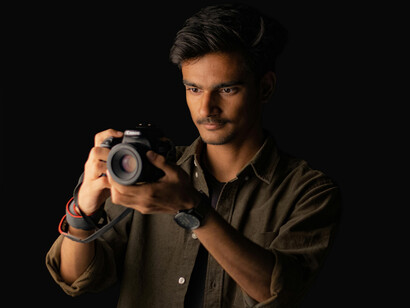 A visão de Roberto Nascimento sobre a fotografia como construção e encontro de forças invisíveis. Imagem ilustrativa de um fotógrafo em seu ofício