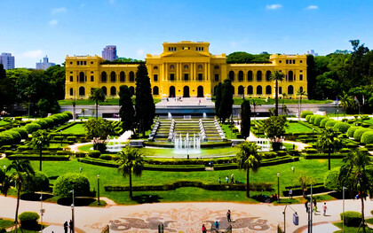 O Museu do Ipiranga nasceu como guardião da história, um lugar onde o passado se materializa em pinturas, documentos e objetos que narram a trajetória de um povo. Visitar o museu é como atravessar um portal do tempo. Cada sala, cada vitrine, cada quadro nos transporta para épocas distintas: o Brasil colonial, o Império, a República nascente. O visitante não apenas observa, mas participa de uma jornada que conecta gerações