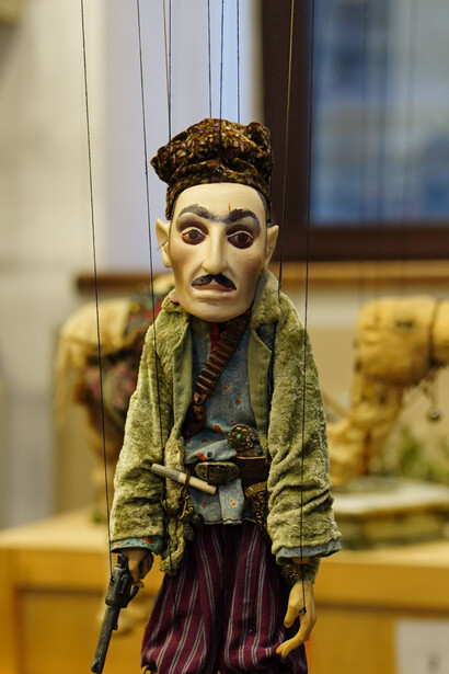 Las figuras idolatradas por la cultura contemporánea funcionan como marionetas simbólicas: no crean el relato dominante, sino que lo encarnan y lo difunden a escala masiva