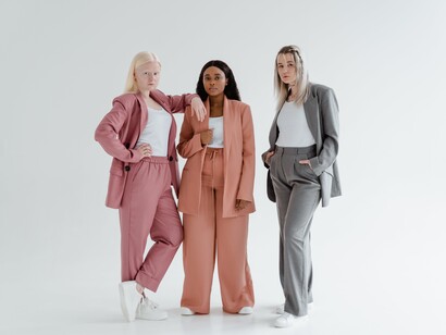 Los pantalones de tiro alto han regresado con fuerza en el 2024, llevando la elegancia a nuevas alturas