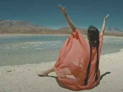 Key-Frame di Fatima Lazarte con le braccia protese verso il cielo nel docu-film di Fabrizio Catalano,"Irregulàr" 