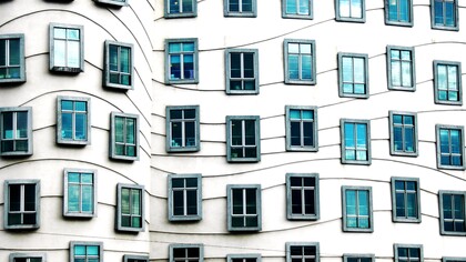 Ventanas de la casa danzante de Vlado Milunić y Frank Gehry en Praga