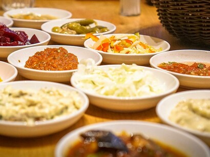 Assortimento di cibo medio orientale, tra cui l'hummus