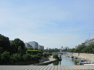 Ya leí su libro y ya sé que no se puede olvidar lo que se sabe. Camino aturdido hacia la Bastilla, Canal Saint Martin, Paris, Francia, 2012