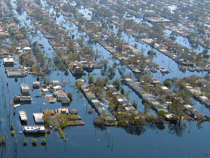 Tras el paso del huracán Katrina, miles de personas quedaron atrapadas en Nueva Orleans sin agua ni alimentos durante días. 2005, EE.UU.