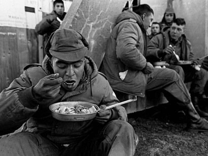 Lo que más extraña Saucedo son las milanesas de la vieja. No han pasado veintisiete días de su reclutamiento y al correntino nada lo tortura más