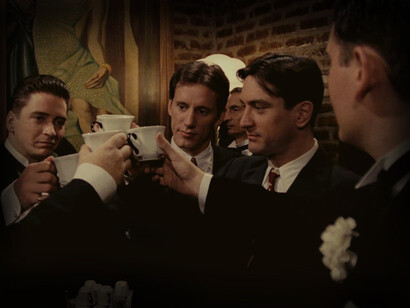 Sergio Leone si stacca dal romanzo di partenza e ci porta su altre strade, sulle orme della grande letteratura americana