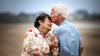 Tenemos que reír, sentirnos agradecidos por la vida misma, a pesar de todos los problemas que nos presenta, y dar sentido, sobre todo, al tiempo libre