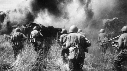 Soldados en medio de un enfrentamiento terrestre durante la Segunda Guerra Mundial