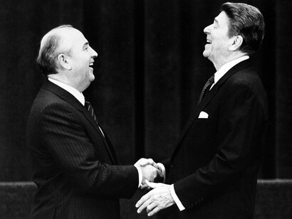 Mijaíl Gorbachov, premio Nobel de la paz en 1990, y Ronald Reagan 40.º presidente de los Estados Unidos (desde 1981 a 1989)