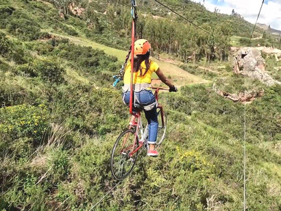 El skybike te permite experimentar la sensación de flotar en el aire mientras pedaleas a 50 metros de altura. Cusco, Perú