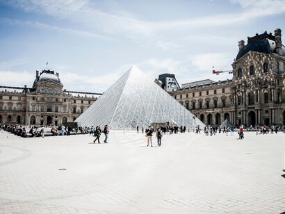 La famoso pirámide del Louvre, construida en 1989, representa la puerta de entrada al museo más famoso de Francia