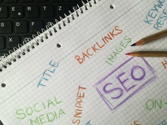 Anotações sobre SEO, redes sociais e estratégias digitais espalhadas sobre a mesa. Uma marca cresce quando conteúdo, planejamento e presença online trabalham juntos. Assim nasce uma comunicação que fortalece marcas no ambiente digital. Gestão de redes sociais também é transformar ideias em posicionamento