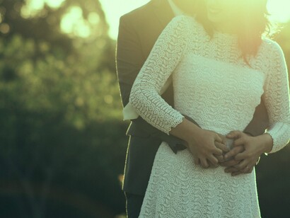 Pero es tan corto el amor y tan largo el olvido...