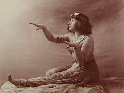 Colette, écrivaine française. Elle suivait ses désirs, passant librement d'un genre à un autre, libre de quelconque morale ou religieuse, sans concepts manichéens du pur ou de l’impur, ou du bien ou du mal