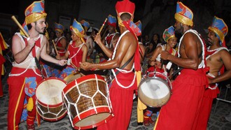 Percussão do Maracatu Nação, com uma alfaia em destaque