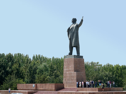 Estátua de Vladmir Lenin na cidade de Osh, cidade no Quirguistão. Revolução Russa de 1917: Descubra os detalhes da manifestação histórica que levou à queda do czarismo e à ascensão dos sovietes na Rússia