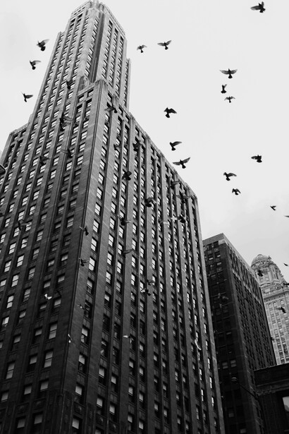 Una ripresa dal basso dei grattacieli dello skyline del quartiere finanziario, che cattura il paesaggio urbano come simbolo del business e dell'economia moderna