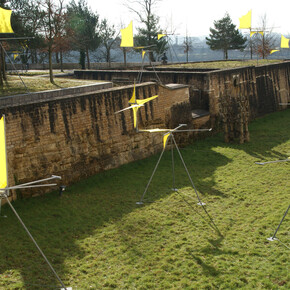 Susumu Shingu 

Wind Caravan, 2000 (détail)
Groupe de 21 sculptures
Acier, fibre de carbone, toile en polyester
526 x ø 600 cm et 590 x ø 760 cm
Courtesy l'artiste et Galerie Jeanne Bucher Jaeger

Vue de l'installation dans le Park Dräi Eechelen, Mudam Luxembourg, 2018, © Susumu Shingu
Mudam Luxembourg, Ieoh Ming Pei Architect Design
