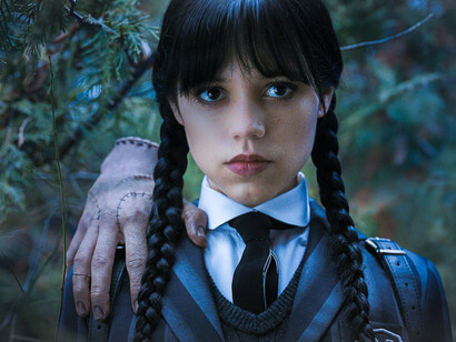 Wednesday with her friend hand in the scary woods of the school, Angel Grove, Jenny Ortega 
