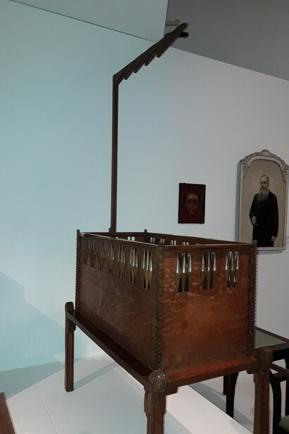Culla realizzata da Rietveld ed esposta nella mostra al Centraal Museum di Utrecht