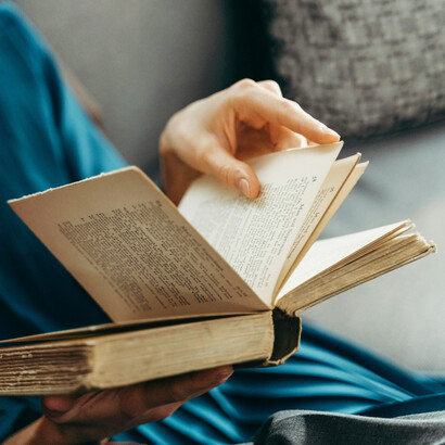 Persona leyendo un libro antiguo