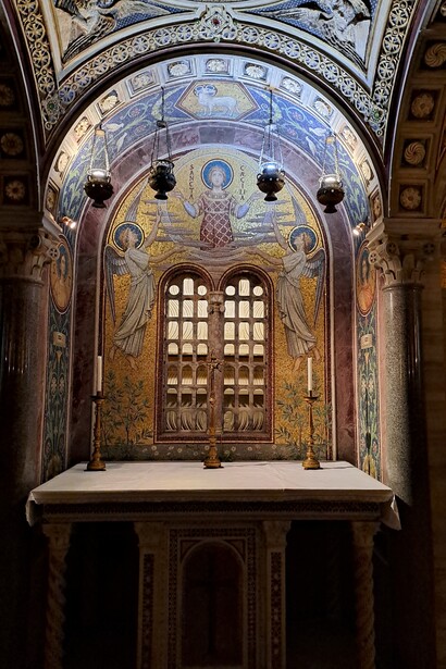 Roma, Basilica di Santa Cecilia in Trastevere, sotterranei, sarcofago di Santa Cecilia, ph. Roberto Luciani
