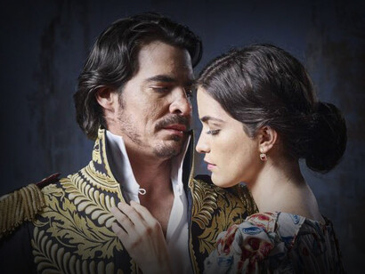 El actor Luis Gerónimo Abreu como Simón Bolívar y Shany Nadan como Manuelita Sáenz en la serie de televisión Bolívar