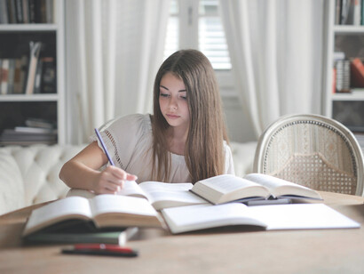 La voluntad del buen lector supera la cacofonía académica y también la certeza de los profetas