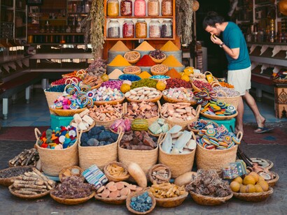 Feira de rua em Marraquexe. Marraquexe é uma cidade populosa, e visitá-la em setembro significa (ainda) enfrentar um calor abrasador, no qual as poeiras do deserto do Saara fazem-se sentir com intensidade