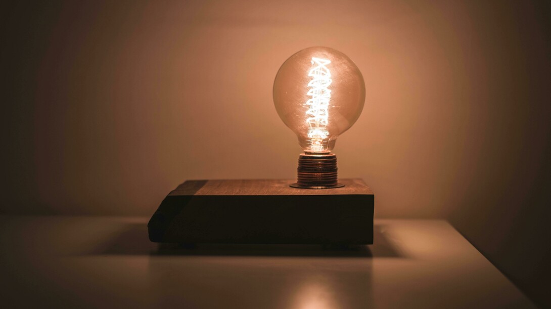 Poucas pessoas questionam essa visão e menos ainda se perguntam por que ela existe, com exceção dos mais rebeldes e incoformados. Entretanto, a crença no progressos humano é algo relativamente recente na história humana. Durante grande parte da existência da espécie não aparentava às pessoas que o mundo fosse melhorar. Povos orientais e do mundo antigo enxergavam a história como cíclica, parte de uma tendência sem início nem término. O universo era criado pelos deuses, e começaria em uma era de ouro, mas esse período consagrado seria encerrado pela introdução do mal no mundo, com o tempo a humanidade iria decaindo até chegar a uma época de degeneração que precederia o fim, apenas para acontecer um recomeço