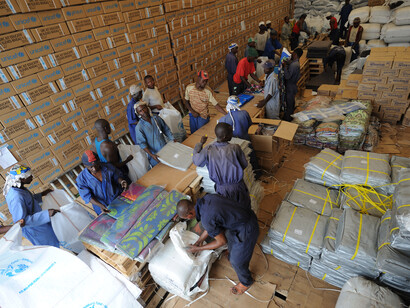 Au cours des dix derniers jours, nous avons effectué 16 vols d'aide contenant des couvertures, bâches, matelas et kits de cuisine, et un responsable de l'entrepôt est venu de Copenhague pour mettre en place une ligne de montage afin de transformer ces articles en 27 000 kits familiaux pour 135 000 personnes, produisant ainsi 1 000 kits par jour pour une distribution immédiate, 15 novembre 2008