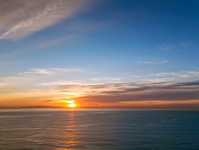 Atardecer entre el cielo y el mar