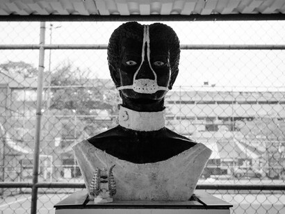 No dia 13 de maio de 1888, a princesa Isabel assinou a Lei Áurea, encerrando oficialmente o regime escravocrata no Brasil. Foi um marco jurídico, mas não um divisor de águas social. A abolição não veio acompanhada de políticas públicas, reparações ou inclusão