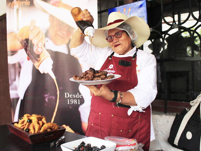Mujer arequipeña que elabora buñuelos con harina de maíz morado. Arequipa, Perú. Fotografía de Christiam Ojeda Valenzuela