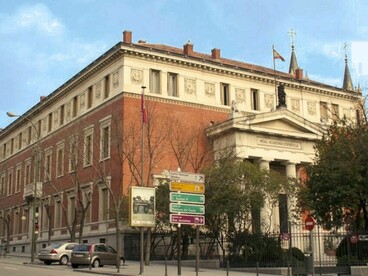 Desde 1713, vela por los cambios, la unidad y la evolución de la lengua española. Sede de la RAE en Madrid, España
