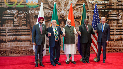 Le président Joe Biden pose pour une photo de groupe avec le Premier ministre indien Narendra Modi, le président brésilien Luiz Inacio Lula da Silva, le président sud-africain Cyril Ramaphosa et le président de la Banque mondiale Ajay Banga, le samedi 9 septembre 2023, lors du G20 au Centre international d'exposition et de convention Bharat Mandapam à New Delhi. Photo officielle de la Maison-Blanche par Adam Schultz