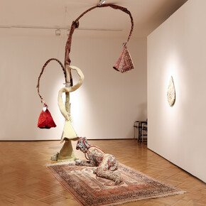 Noushin Redjaian, Tree of life, ausstellungsansicht. Mit freundlicher genehmigung der Galerie Ernst Hilger. Foto von © Katharina Schiffl