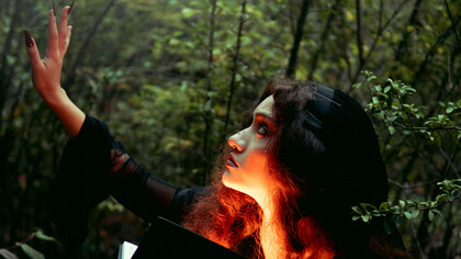 Explore a trajetória histórica das crenças sobrenaturais, desde as práticas místicas nas sociedades antigas até o ressurgimento do interesse pelo oculto na modernidade, evidenciando a fascinação humana pelo inexplicável