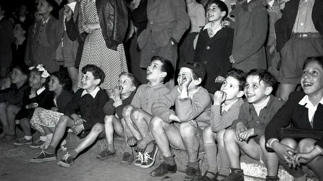 Adriano de Rota, Bimbi al cinema all'aperto, Fototeca dei Civici Musei di