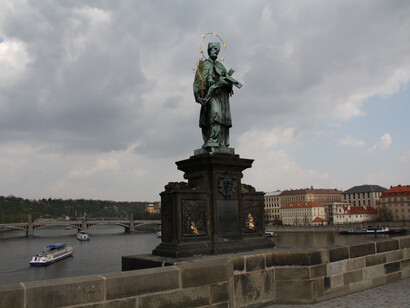 Johannes Nepomuk auf der Karlsbrücke in Prag - Kunstwerk von Johann Brokoff 