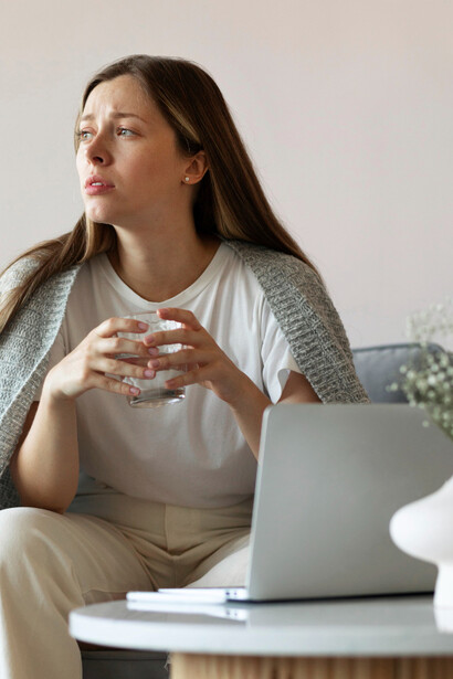 Joven procrastinadora. La procrastinación no solo es un problema de distracción, sino que puede estar motivada por el miedo, la frustración o el deseo de evitar responsabilidades