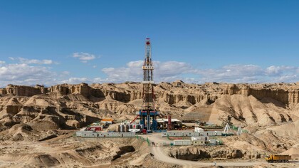 O desenvolvimento da mineração moderna de terras raras depende de um conjunto sofisticado de tecnologias que evoluíram de forma acelerada nas últimas décadas. O processo começa na fase de prospecção geológica, que deixou de se apoiar exclusivamente em métodos tradicionais e passou a integrar sistemas avançados de sensoriamento remoto, análise espectral por satélites, drones com magnetômetros de alta precisão e softwares de modelagem geológica tridimensional. Essas ferramentas permitem identificar depósitos com maior assertividade, reduzindo custos de exploração e aumentando a eficiência na delimitação de corpos mineralizados. Países que investem em tecnologia geológica conseguem acelerar a fase inicial do ciclo produtivo e obter vantagens competitivas ainda antes da lavra propriamente dita