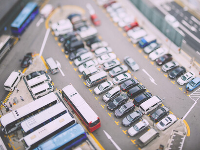 Estacionamiento de una nave industrial con una flota de vehículos
