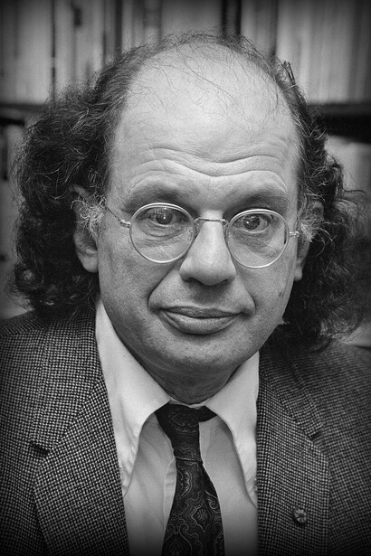 Allen Ginsberg è stato un poeta americano iconico, esponente della Beat Generation, noto per la sua opera "Howl", in cui esplora temi di ribellione, spiritualità e critica sociale, incarnando lo spirito anticonformista del suo tempo