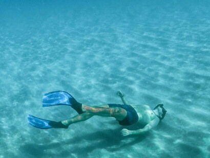 Mergulhador no mar da Sardenha. Também é preciso relaxar na Praia de Poetto durante a estadia em Cagliari! É a mais próxima da cidade. É só chamar um táxi e em poucos minutos avistamos as águas azul turquesa da praia e também a Pequena Marina de onde saem os barcos turísticos, passeios de 1h ou 3h ao longo da costa, com paragens para mergulhar e ver os peixes e os corais e se tiver sorte, as estrelas do mar... 



