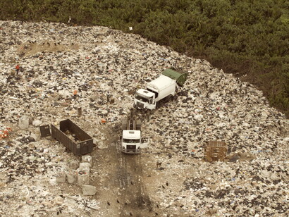 Lixões clandestinos aterram áreas ambientais sensíveis contaminando solo, água e ar na periferia da Baía de Guanabara
