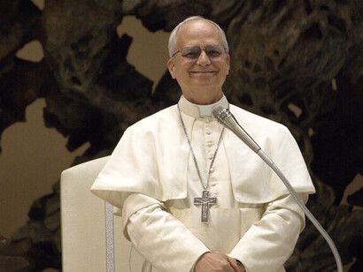 Es su presencia: la de un líder espiritual que habla de paz, de verdad y de esperanza, con la autoridad que nace de la coherencia. El papa León XIV durante una audiencia (12 de mayo de 2025), con los medios de comunicación (12 de mayo de 2025)