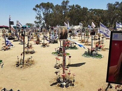 Mémorial en plein air pour les victimes du massacre du festival Nova, avec des portraits, des fleurs rouges et des drapeaux israéliens en hommage aux personnes assassinées le 7 octobre 2023