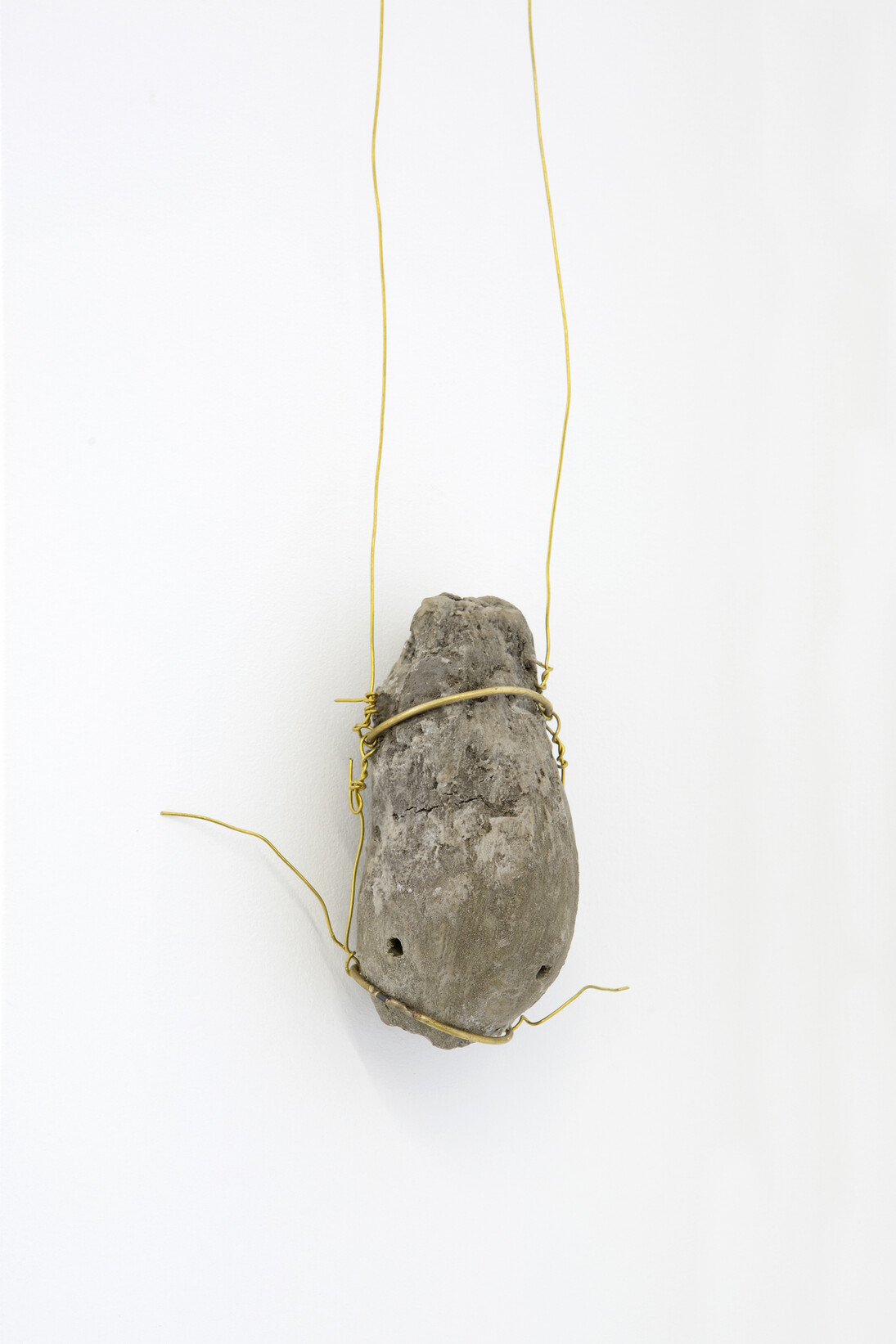 Petrit Halilaj, Si Okarina e Runikut, 2014, Laiton, ocarina en terre, 58 x 13 x 6 cm, Vue de l'exposition « Yes but the sea is attached to the earth and it never floats around in space. The stars would turn off and what about my planet? », Kamel Mennour, Paris, 2014, © Petrit Halilaj, Photo: Fabrice Seixas, Courtesy the artist and kamel mennour, Paris
